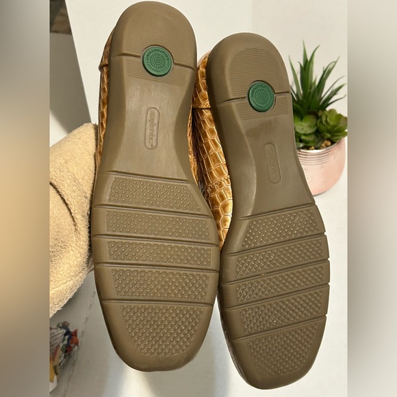 Comfortview Women's Shiny Gold Croc-Embossed Loafers - Picture 4 of 6